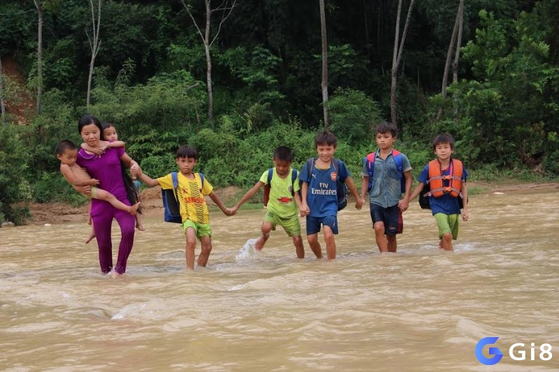 Mơ thấy lội sông cùng người khác có nghĩa là bạn không đơn độc trên hành trình của mình